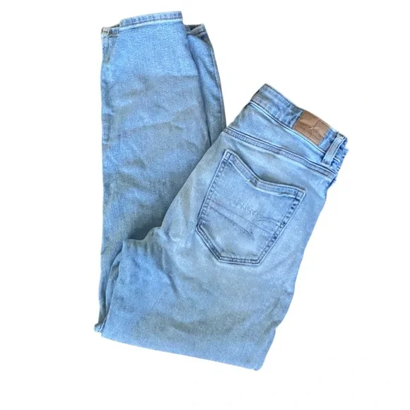 American Eagle Outfitters Light Wash Mom Jeans. Size 6. - Picture 6 of 9